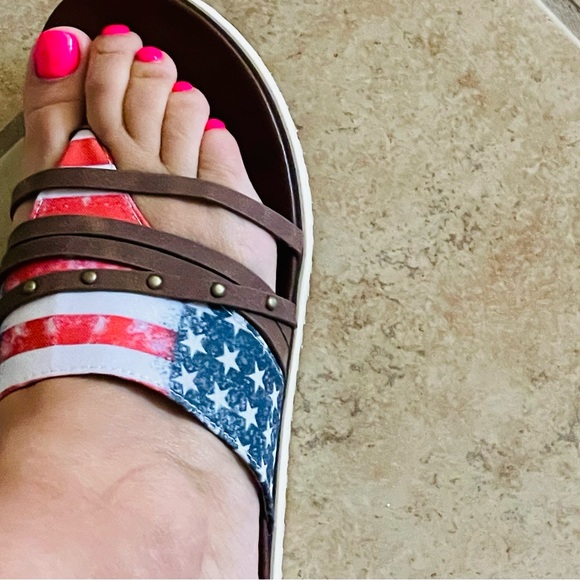 American Flag Sandals 8.5 - Picture 3 of 4